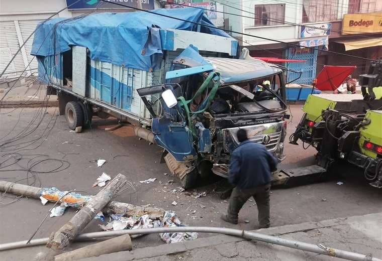 Un camión chocó contra varios postes en La Paz I APG Noticias.