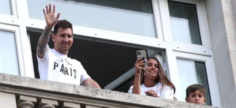 La familia Messi salud a la gente que fue a ver al futbolista a su hotel en París