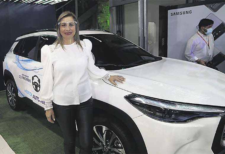 Miroslava Raljevic, gerente nacional de Marketing de Toyosa, junto a la estrella