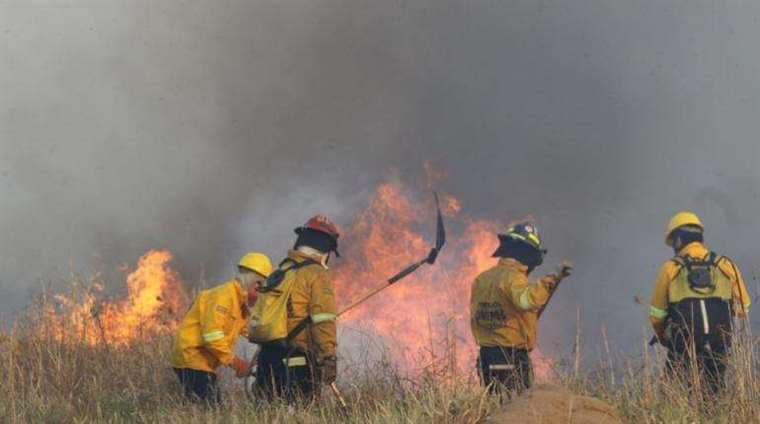 Bomberos luchando contra el fuego/Foto: EL DEBER