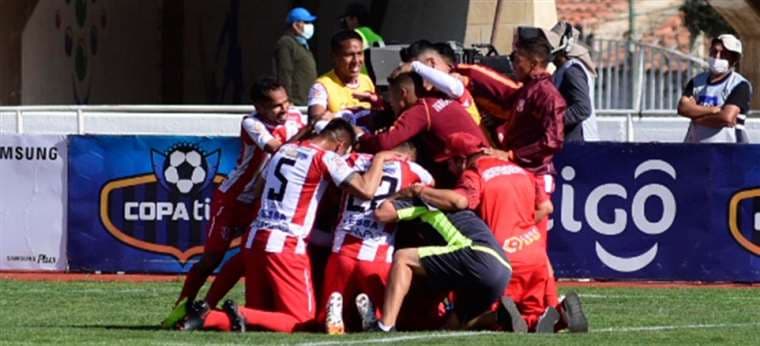 Festejo enloquecido de los jugadores de Independiente tras el gol de Martínez. Foto: APG