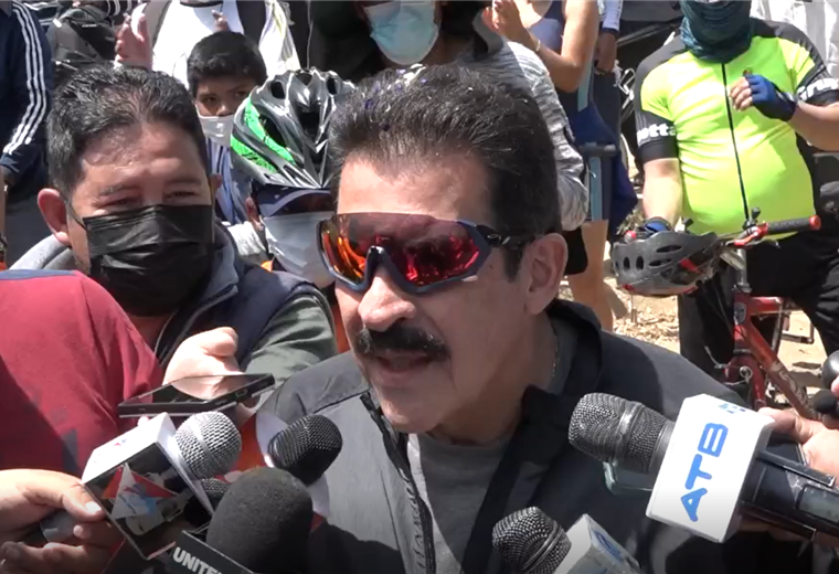 Manfred Reyes Villa  dando declaraciones a la prensa 