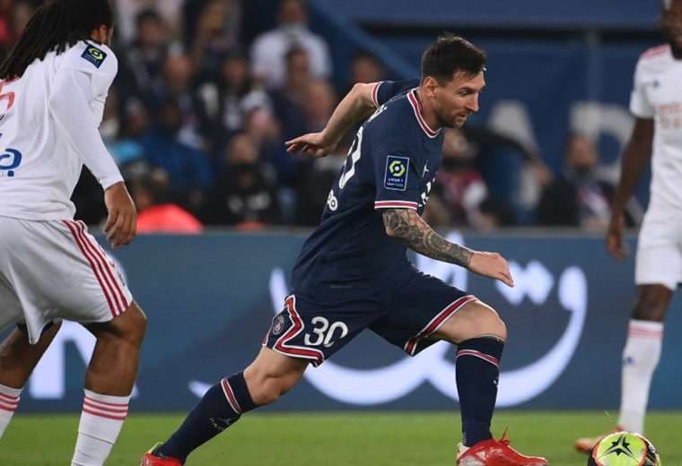 Messi tuvo un caluroso recibimiento de la hincha del PSG. Foto: AFP