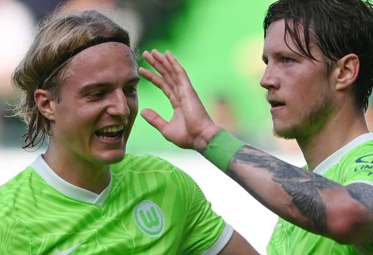 Wout Weghorst (dcha.) convirtió el gol del Wolfsburgo. Foto: AFP