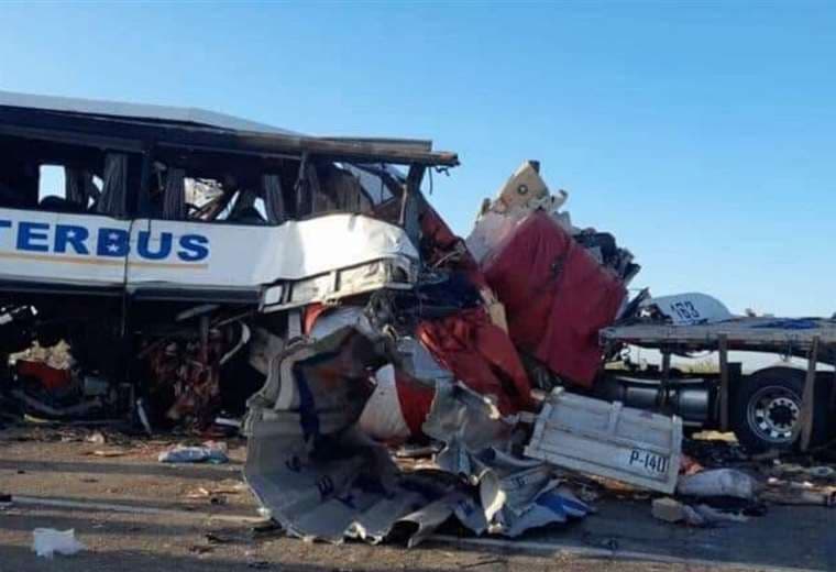 Al menos 16 muertos y 22 heridos deja accidente carretero en el norte de México