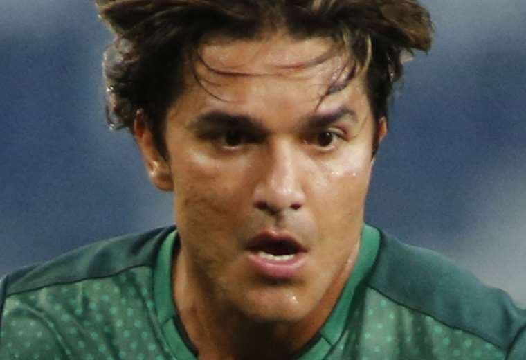 Marcelo Martins buscó, pero no encontró el gol ante Colombia. Foto: AFP