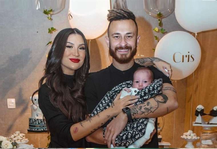 La pareja compartió la foto con su bebé en Instagram