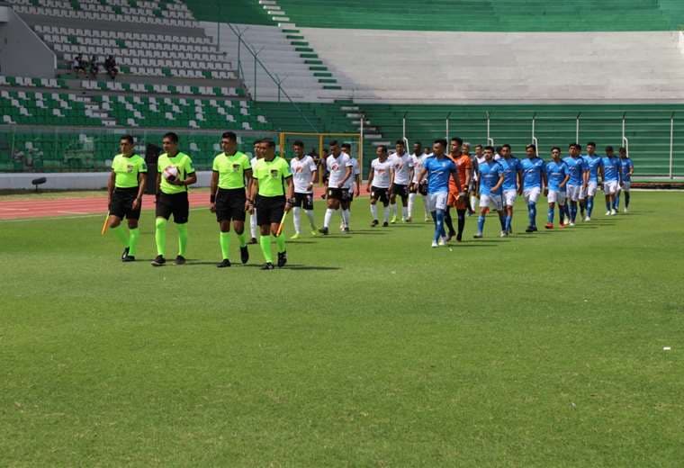 Los equipos que inauguraron la Copa Simón Bolívar en el Tahuichi. Foto: FBF