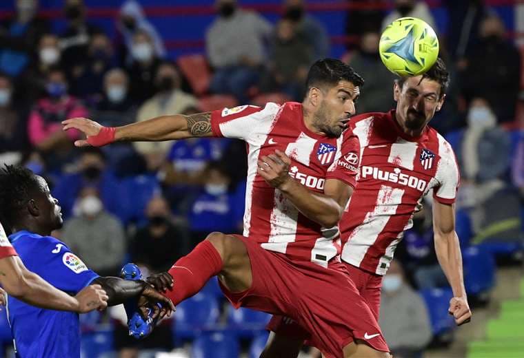 El cabezazo de Luis Suárez, autor de dos goles este martes para Atlético Madrid. Foto. AFP