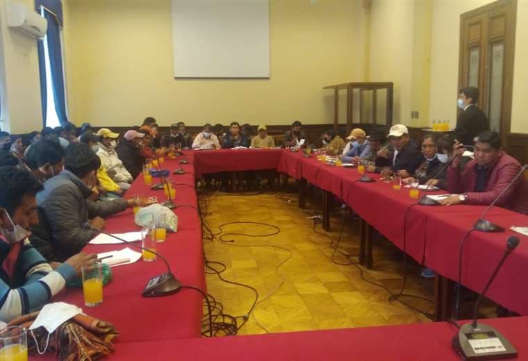 El "comité de autodefensa" de cocaleros llegó a la Vicepresidencia (foto: FM Bolivia) 