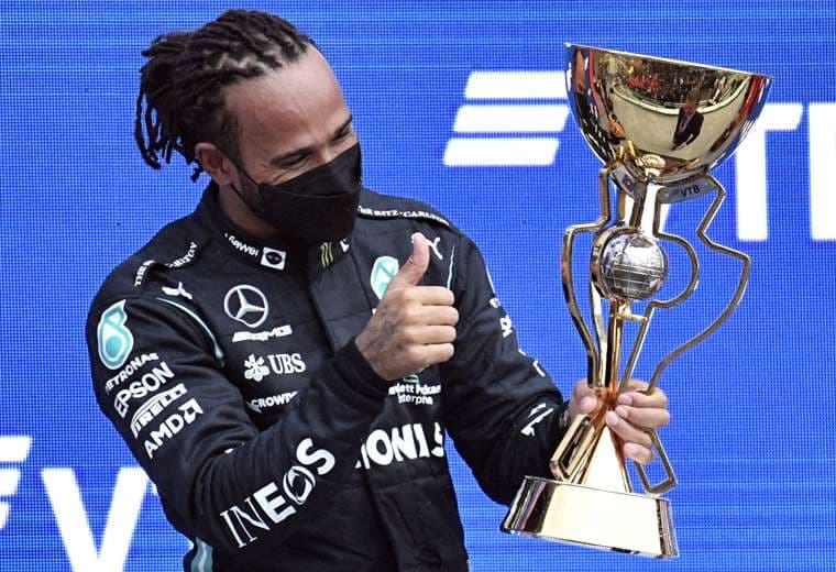 El festejo de Lewis Hamilton en el podio con el trofeo que ganó este domingo. Foto: AFP