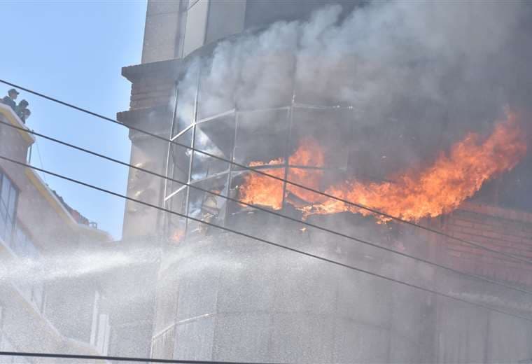 El piso de un edificio incendiado en medio de los conflictos. Foto: APG Noticias