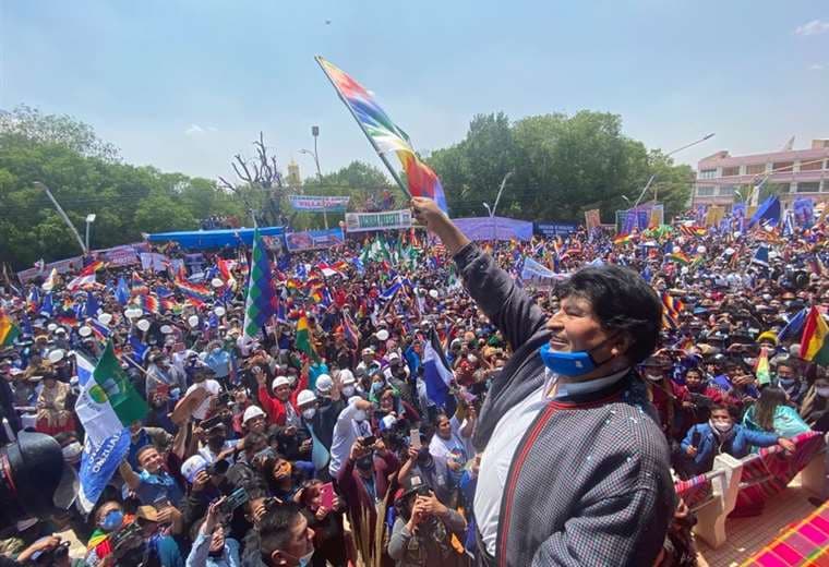 Evo Morales pidió respetar la bandera que representa a los pueblos indígenas. 