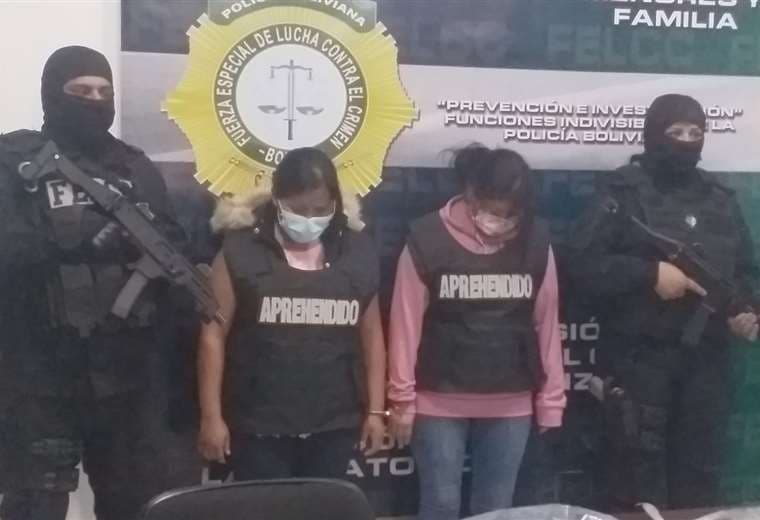 Las dos mujeres detenidas fueron presentadas a los medios en las oficinas de la Felcc.