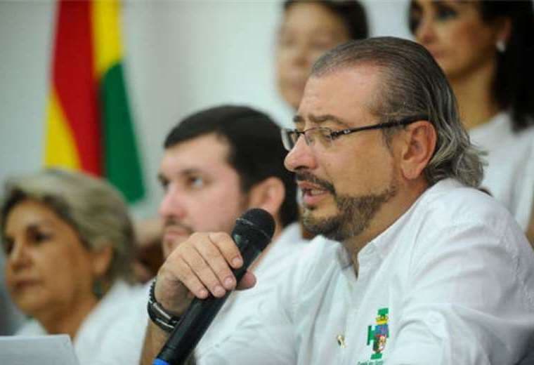 Rómulo Calvo acusó al ministro de Gobierno de ultrajar la bandera/Foto EL DEBER