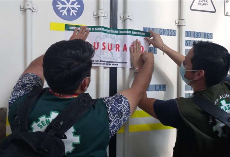 Técnicos del Senasag al momento de clausurar la importadora (Foto: Senasag)