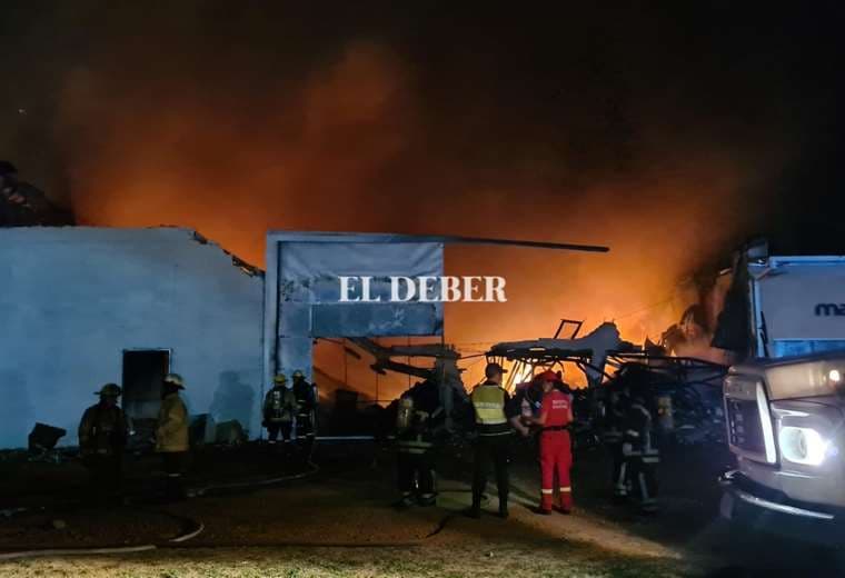 Incendio en fábrica de colchones. Foto: J Gutiérrez