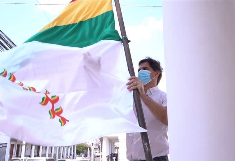 Concejo Municipal embandera con la bandera del Patujú para recibir la marcha