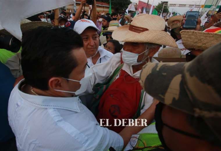 Jhonny Fernández recibe a la marcha indígena. Foto: J. Gutiérrez
