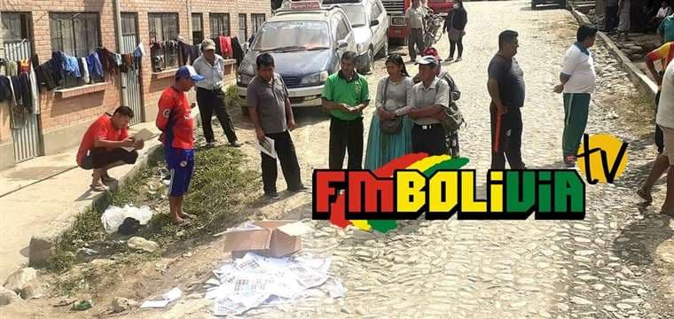 En la localidad de Arapata rompieron las urnas (foto: radio FM Bolivia)