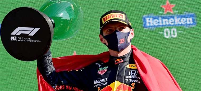 Max Verstappen, en el podio de vencedores. Foto: AFP