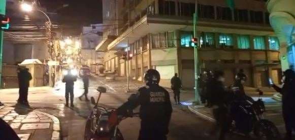 Guardias municipales y Policía resguardan el lugar de la explosión en La Paz