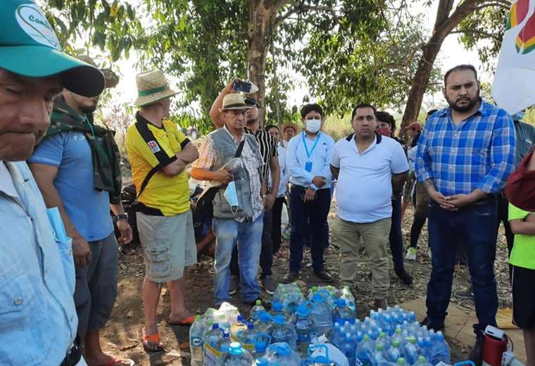 La delegación del Gobierno le entregó agua a los marchistas que llegaron a Guarayos