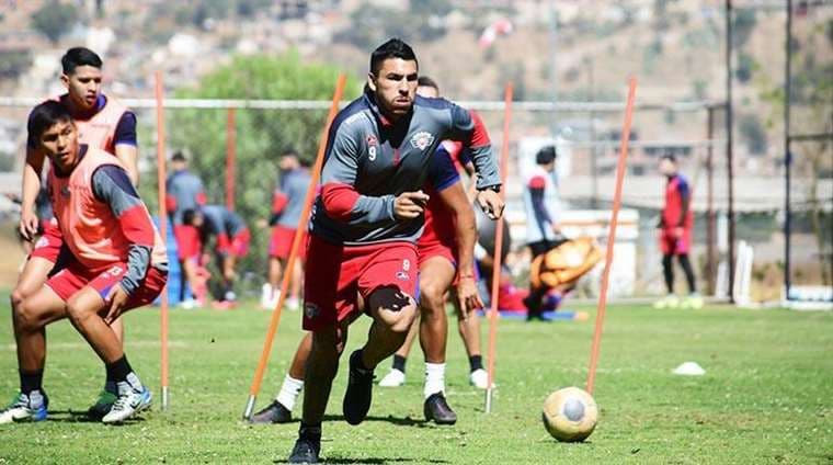 Cristian Chávez se lleva la pelota en una práctica de Wilstermann. Foto: Los Tiempos