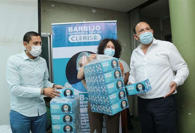 Entrega de barbijos certificados elaborados en Bolivia al Sedes
