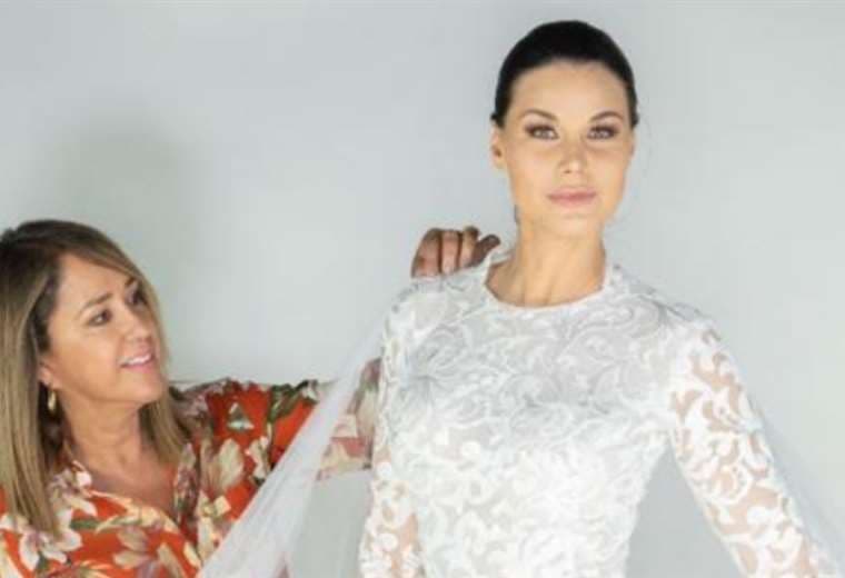 La diseñadora ensaya a una modelo uno de sus trajes de novia que llevará al Caribe