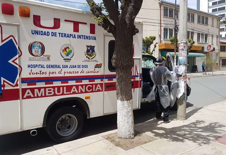 Una ambulancia en el ingreso al hogar La Sagrada Familia