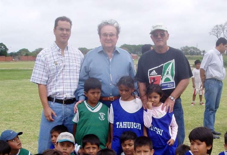 Kalman (der) con sus alumnos, el paraguayo Nicolás Leoz y Roly Aguilera. Foto: Tahuichi