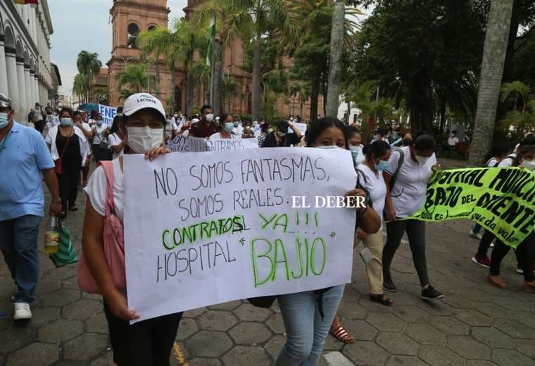 Sector salud marcha para pedir recontratación del personal. Foto: J. Ibáñez