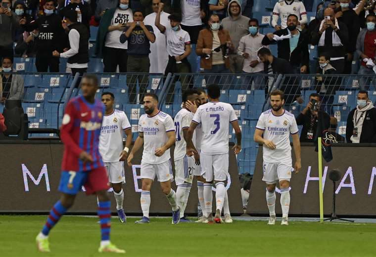 El festejo de los jugadores del Madrid que este miércoles superó al Barcelona. Foto: AFP