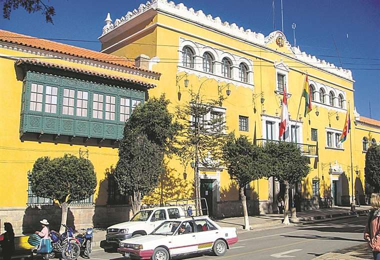 Gobernación de Potosí adquirió 41 ambulancias a la oferta más cara de una empresa formada tres meses antes y con NIT prestado