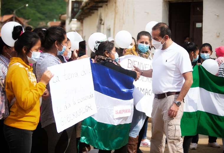 Luis Fernando Camacho es recibido en Comarapa por pobladores y productores