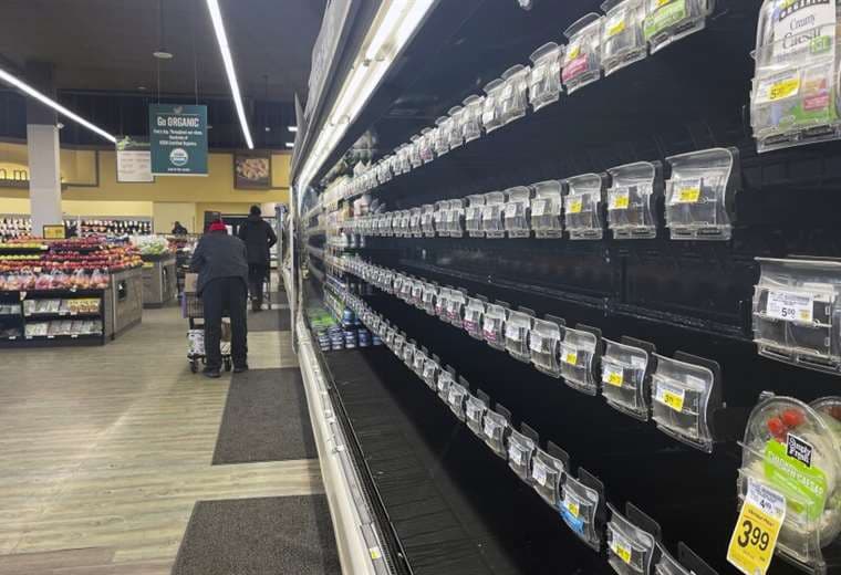 Ómicron deja estanterías casi vacías en supermercados de EEUU