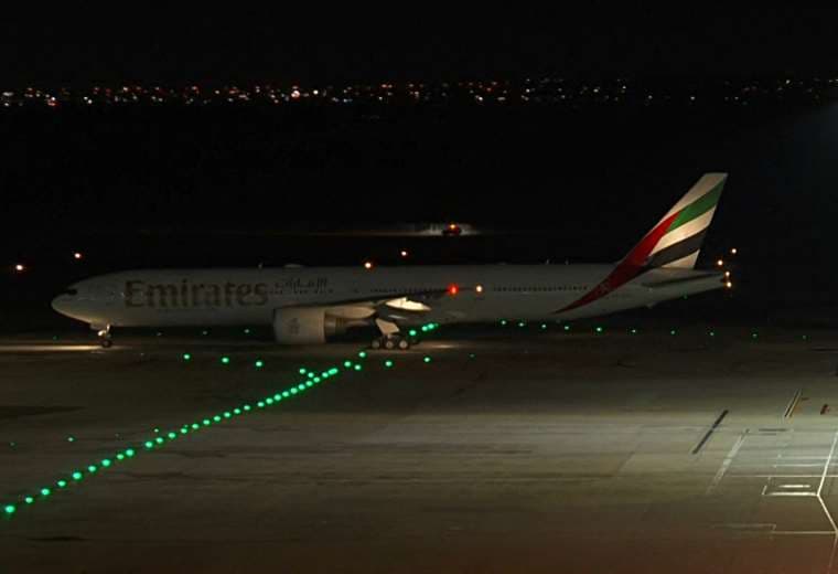 Djokovic parte de Melbourne en un avión rumbo a Dubái. Foto: AFP