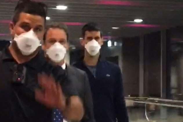 El momento en que Djokovic llega al aeropuerto de Melbourne este domingo. Foto: AFP