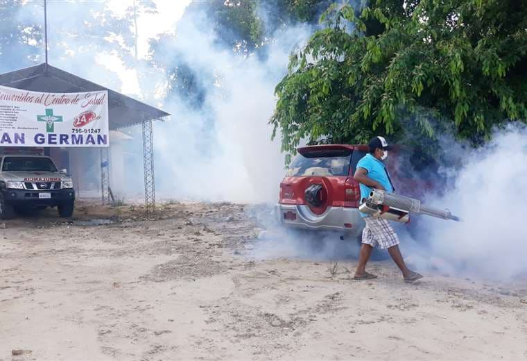 Fumigan barrios y comunidades para controlar el dengue. Foto: S. Prado