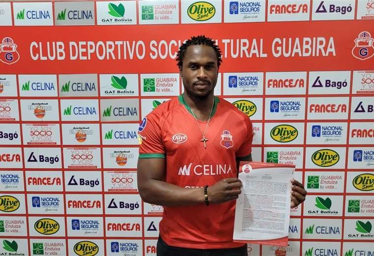 Luis Leal muestra el contrato que firmó este lunes en Guabirá. Foto. Guabirá