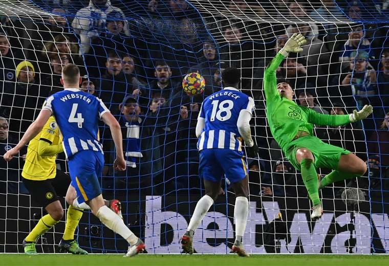 El gol de Adam Webster, defensor del Brighton, al Chelsea. Foto. AFP