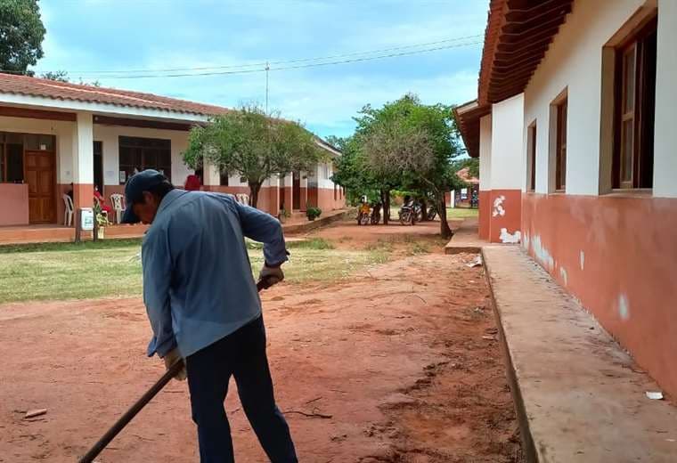 Obreros limpian unidades educativas en San Ignacio de Velasco.