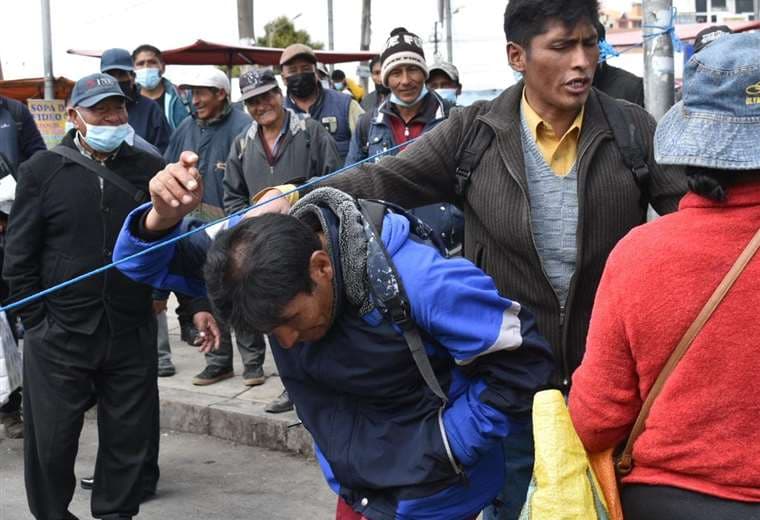 Antivacunas exigen abrogación de normas y se tornan violentos; agredieron a un periodista en El Alto