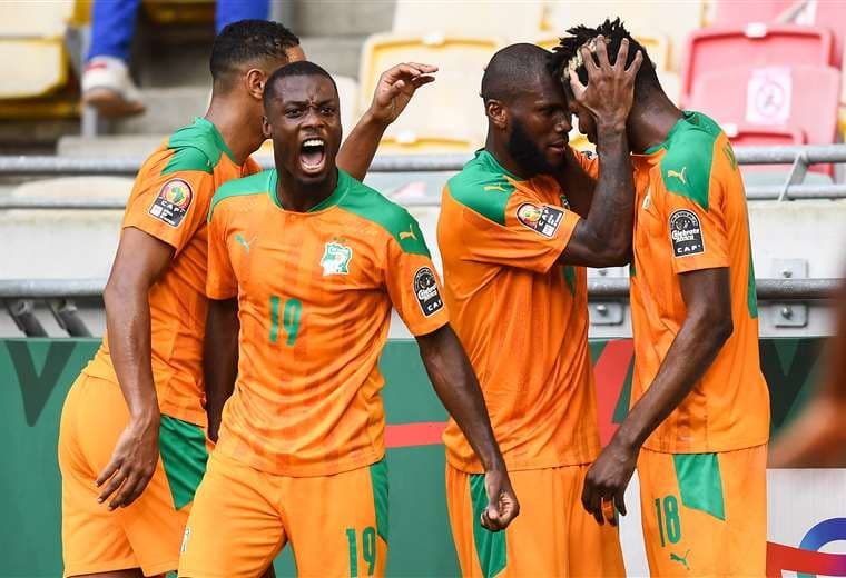 Festejan los jugadores de Costa de Marfil que este jueves derrotaron a Argelia. Foto: AFP
