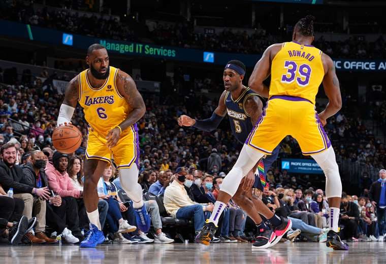 LeBron James, figura de los Lakers, se lleva el balón en un partido de la NBA. Foto: AFP