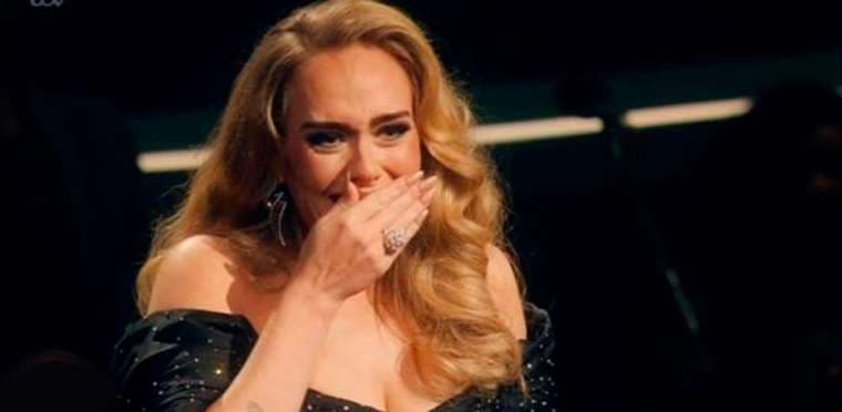 Adele hizo el anuncio entre lágrimas 