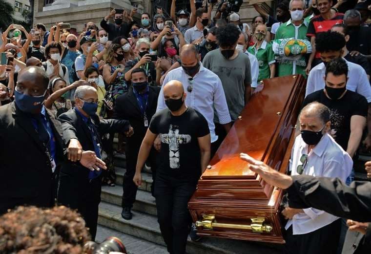 Momentos en los que es llevado al cementerio el cuerpo de Elza Soares