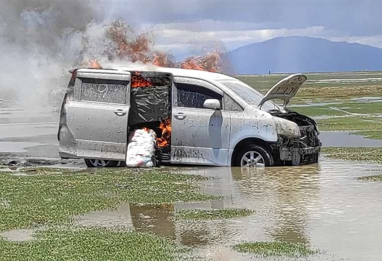 Militares incineran tres vehículos indocumentados que ingresaron por la frontera 