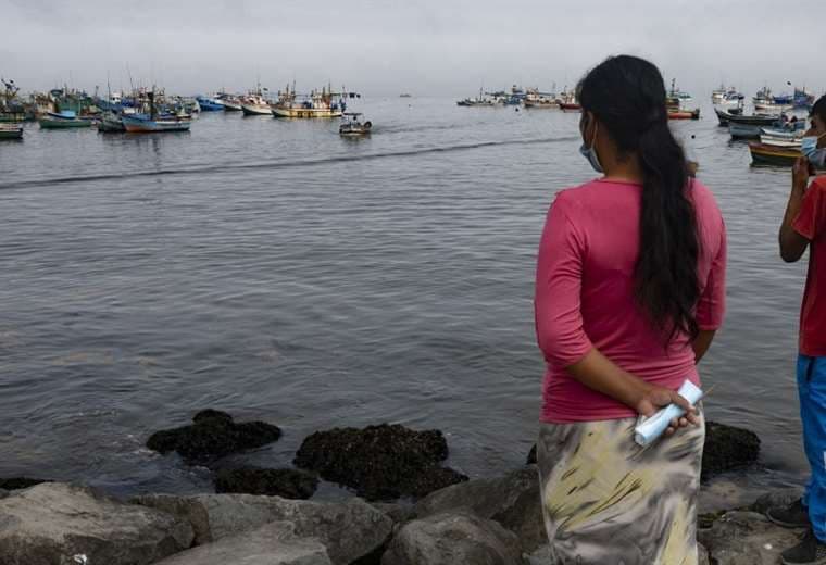 Pescadores peruanos observan los efectos del derrame de petróleo en la zona donde viven